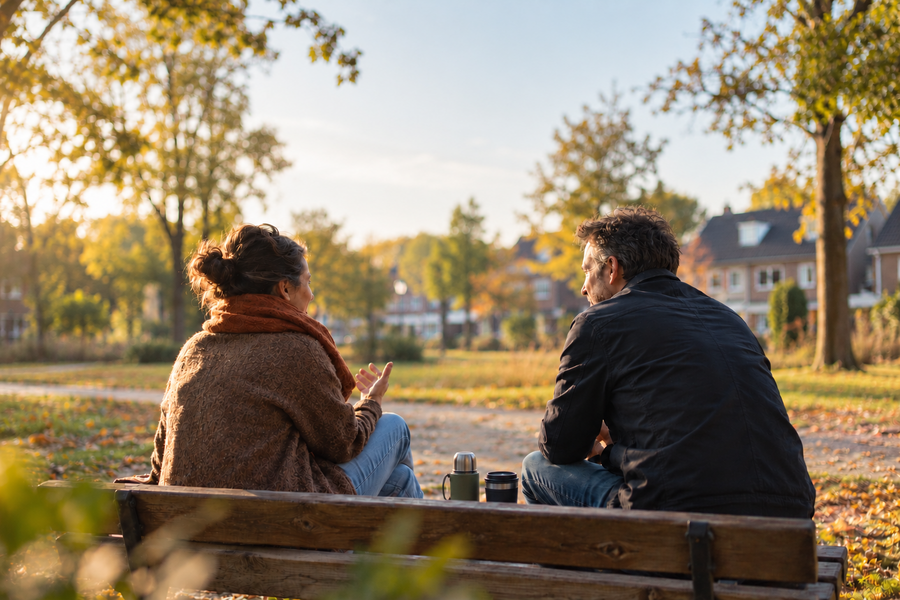 Herfstgesprek op een parkbank (2)